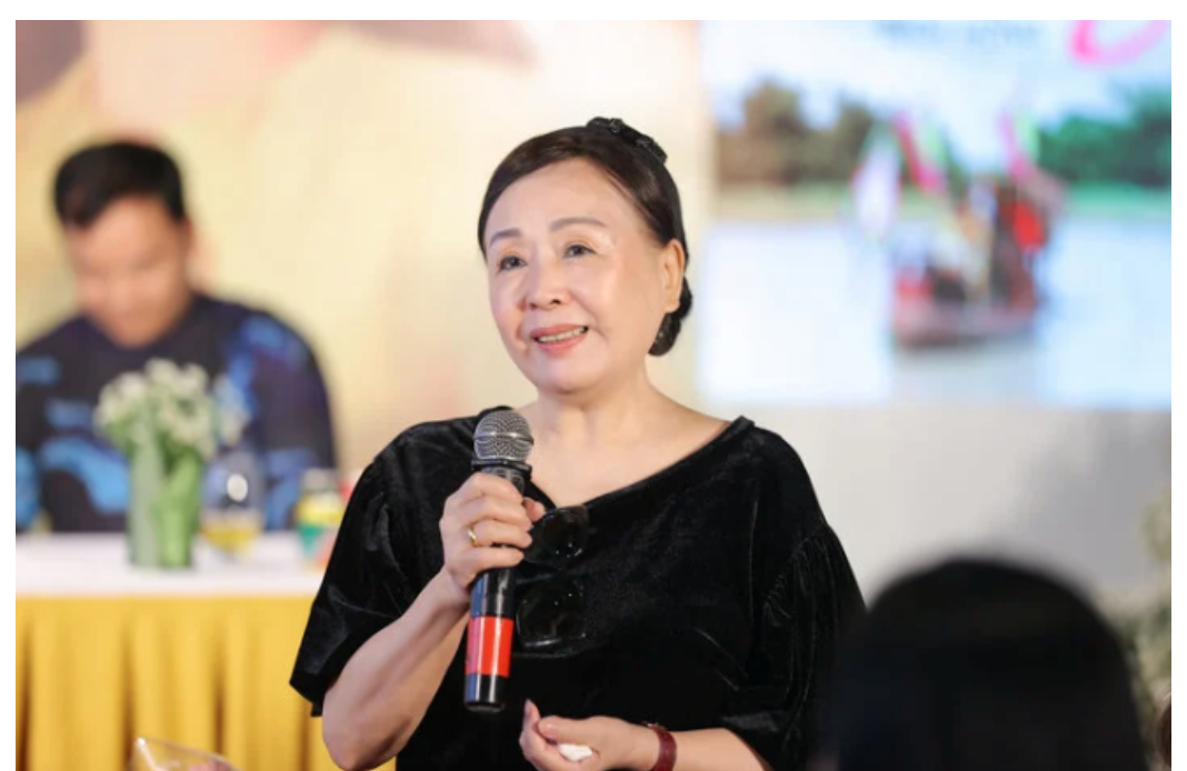 Утренняя звезда Бич Хонг рассказывает душераздирающую историю любви, которая трогает народного артиста Ту Хиена - 2 Sao mai Bích Hồng kể chuyện tình day dứt khiến NSND Thu Hiền xúc động - 2