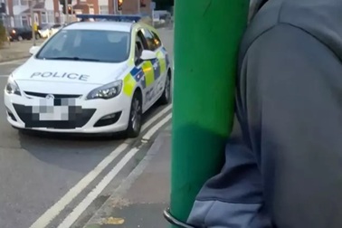 Bị bạn "chơi khăm"... xích vào cột đèn, chàng trai cầu cứu cảnh sát