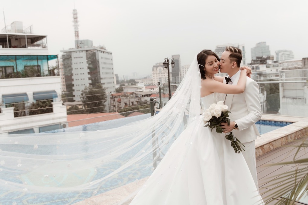 Ảnh cưới lãng mạn của Tùng Dương Người phán xử với vợ 4 kém 12 tuổi - 1 Ảnh cưới lãng mạn của Tùng Dương Người phán xử với vợ 4 kém 12 tuổi - 1