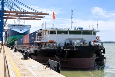 Sà lan điện đầu tiên tại Việt Nam vận hành, mở lối cho logistics xanh