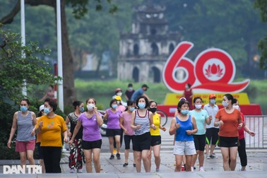 Người dân Hà Nội nườm nượp ra đường tập thể dục sau lệnh nới lỏng