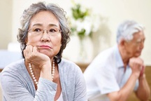 Ở tuổi U60, tôi rất muốn ly hôn ông chồng tồi tệ nhưng lại sợ một điều