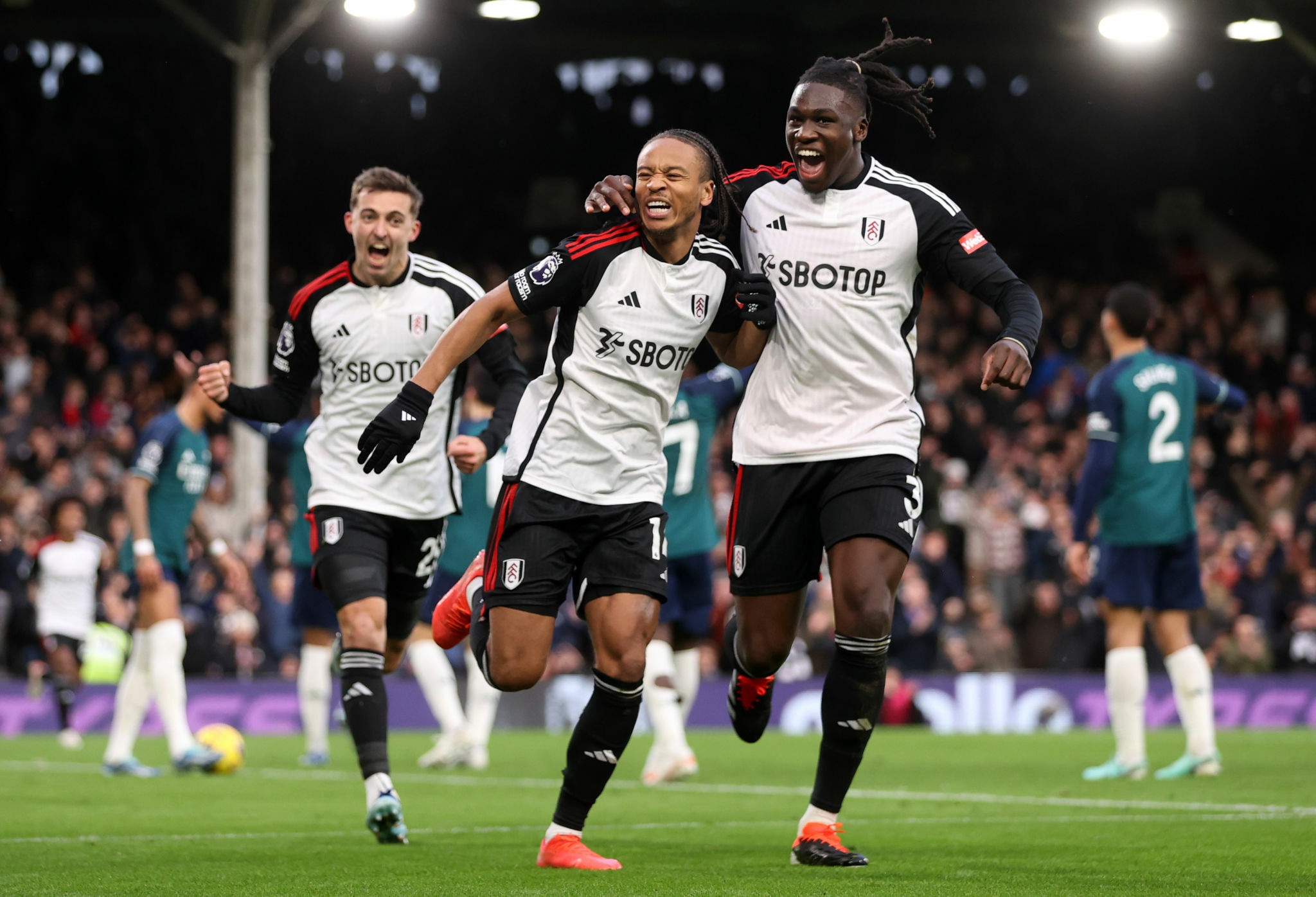 Arsenal thua ngược Fulham, Tottenham áp sát top 4 - 2 Arsenal thua ngược Fulham, Tottenham áp sát top 4 - 2