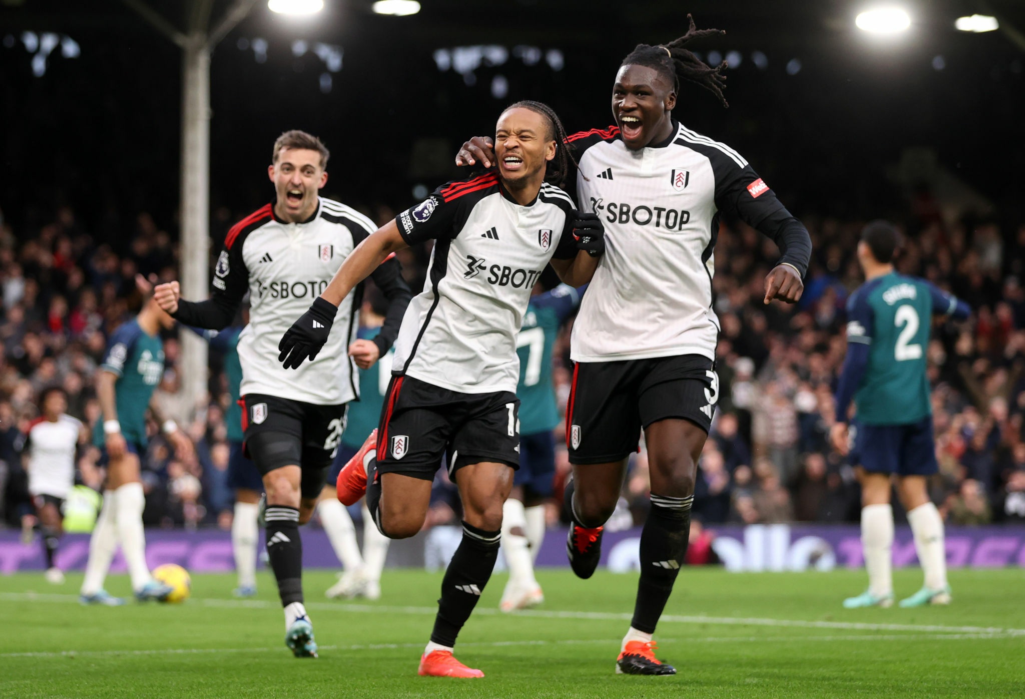 Arsenal thua ngược Fulham, Tottenham áp sát top 4 - 2