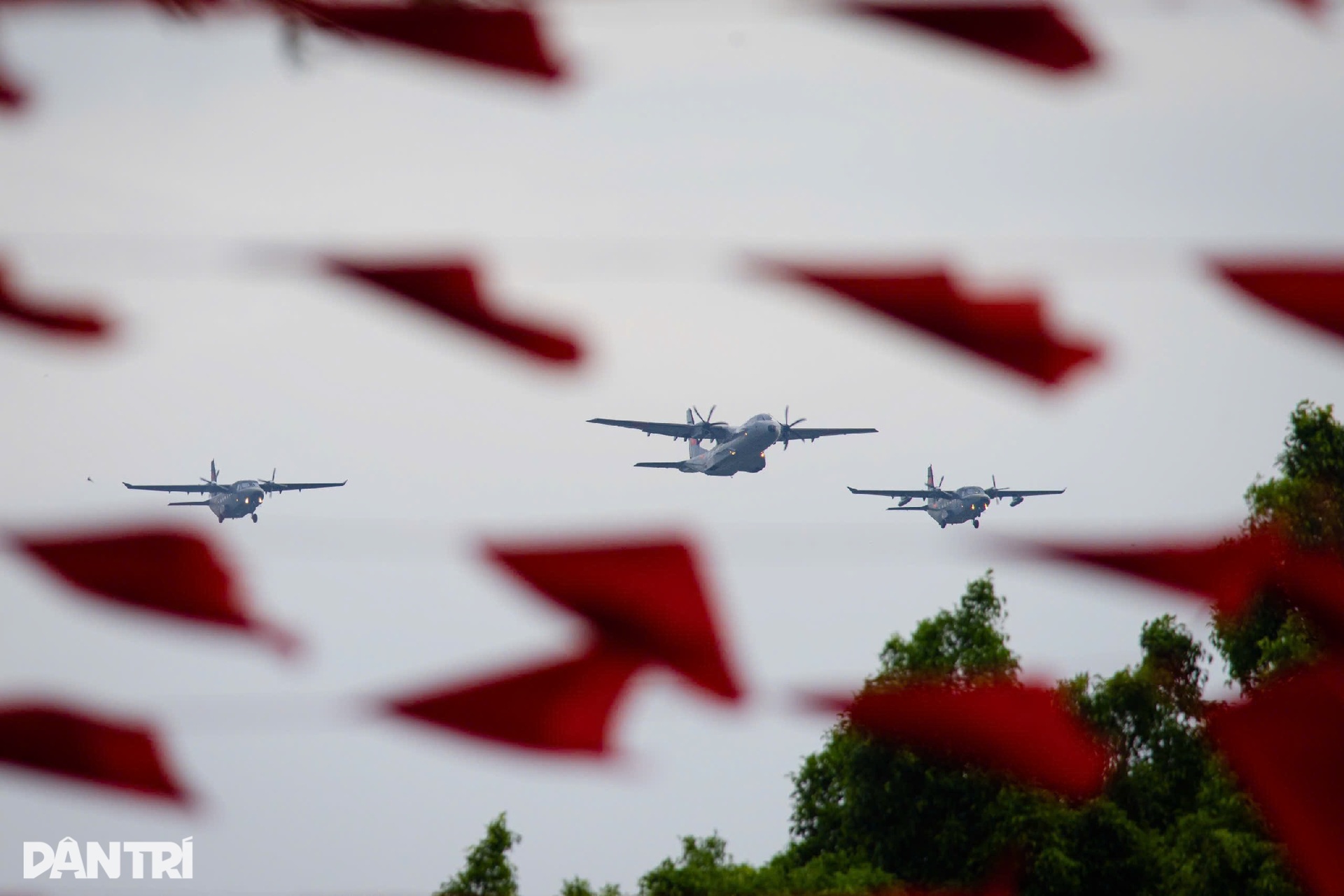 Mãn nhãn dàn tiêm kích SU-30MK2 thả bẫy nhiệt trên bầu trời Hà Nội - 7