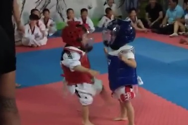 Màn đấu võ siêu đáng yêu và hài hước của hai em bé