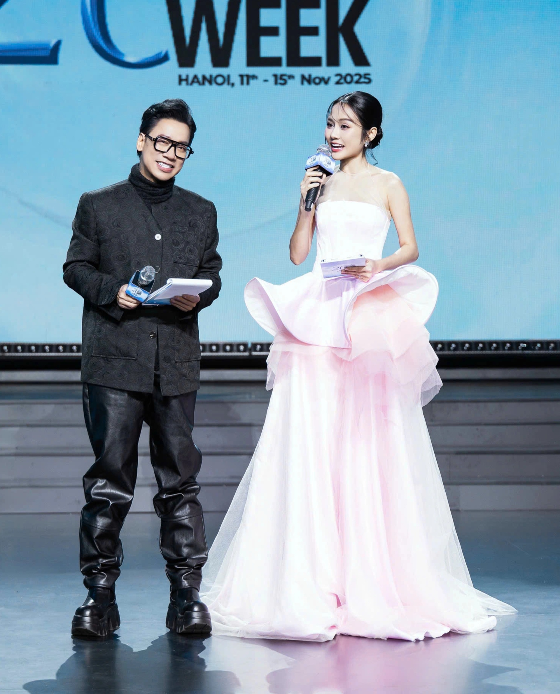 ពិធីករស្រីពីរភាសាដែលមានរូបរាងដូចតារាម៉ូដែលឈរលើវិថីសិល្បៈ - ៦ Nữ MC song ngữ có vóc dáng như người mẫu nổi bật trên sàn thời trang - 6