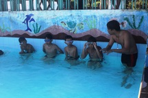 Đoàn viên tình nguyện dạy bơi miễn phí cho học sinh vùng cao