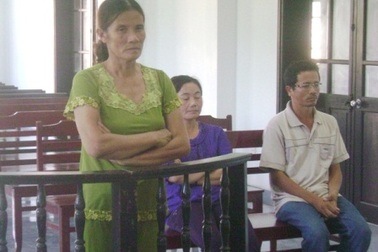 Chị gái hầu tòa vì trộm tiền của em trai