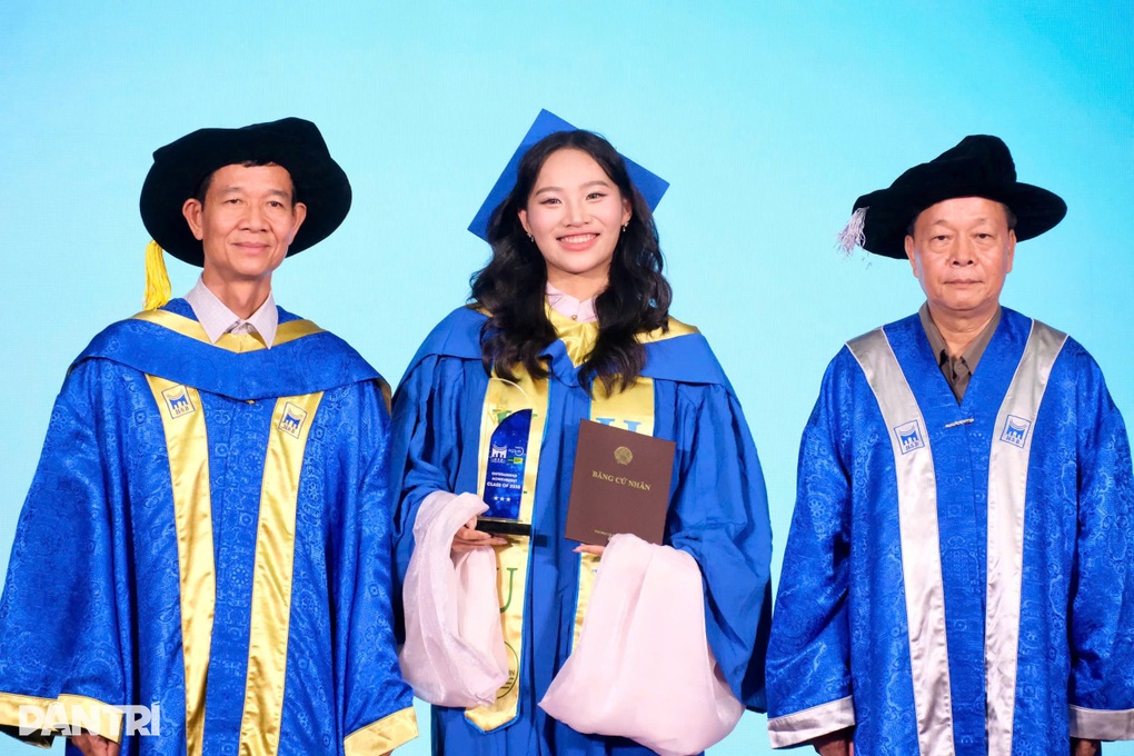 Hiệu trưởng khuyên “tân binh” không để AI điều khiển bản thân - 2