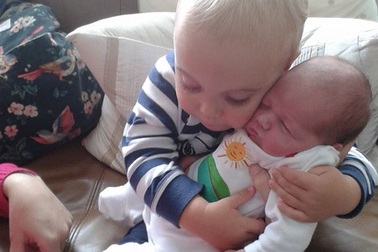 Muôn vàn cảm xúc trong bộ ảnh về những “lần đầu tiên”