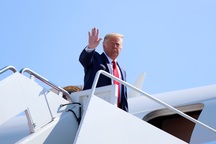 Chuyên cơ chở ông Trump suýt đâm trúng máy bay không người lái