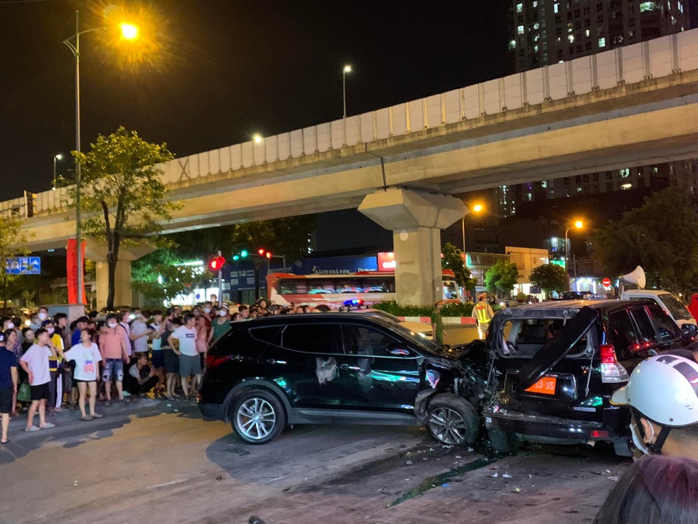 4 ô tô va chạm hàng loạt xe máy, một người chết nhiều người bị thương - 2 4 ô tô va chạm hàng loạt xe máy, một người chết nhiều người bị thương - 2