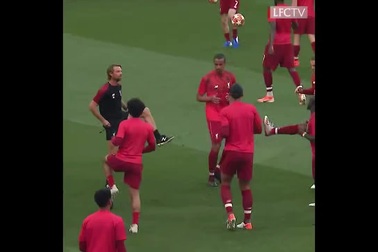 Các cầu thủ Liverpool khởi động ở Wanda Metropolitano