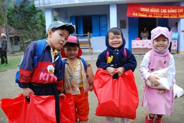 Quà Tết đến với giáo viên và học sinh làng Vân