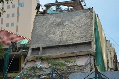 Phong tỏa đường, tháo dỡ trụ sở TAND TPHCM bị nghiêng lún