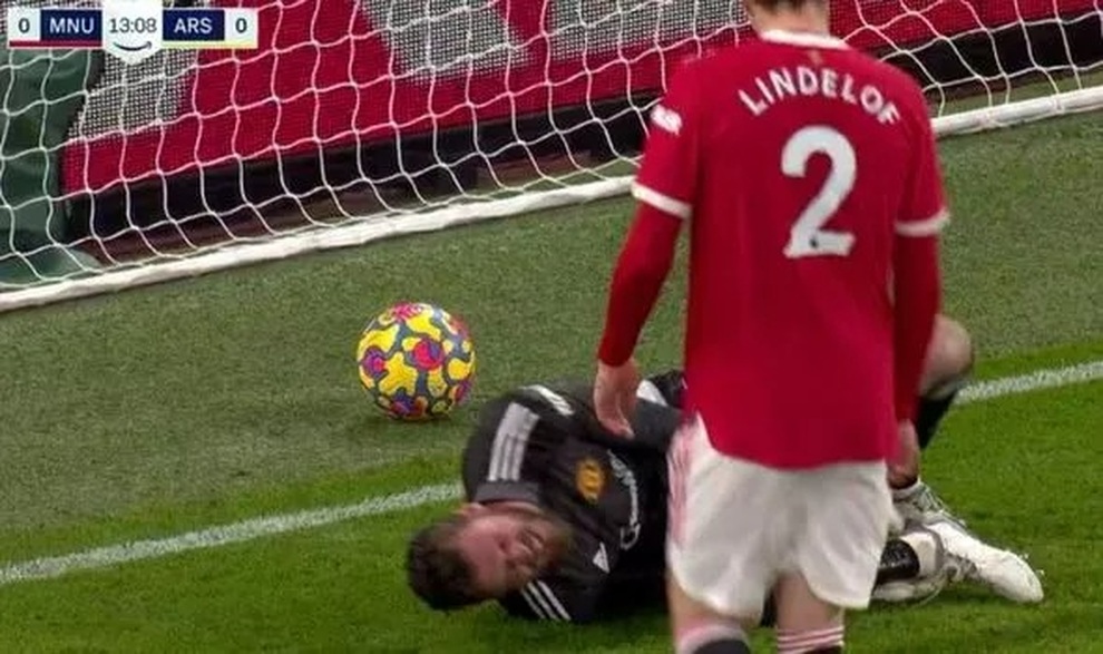 Tranh cãi bàn thắng kỳ lạ nhất của Arsenal vào lưới Man Utd - 3 Tranh cãi bàn thắng kỳ lạ nhất của Arsenal vào lưới Man Utd - 3