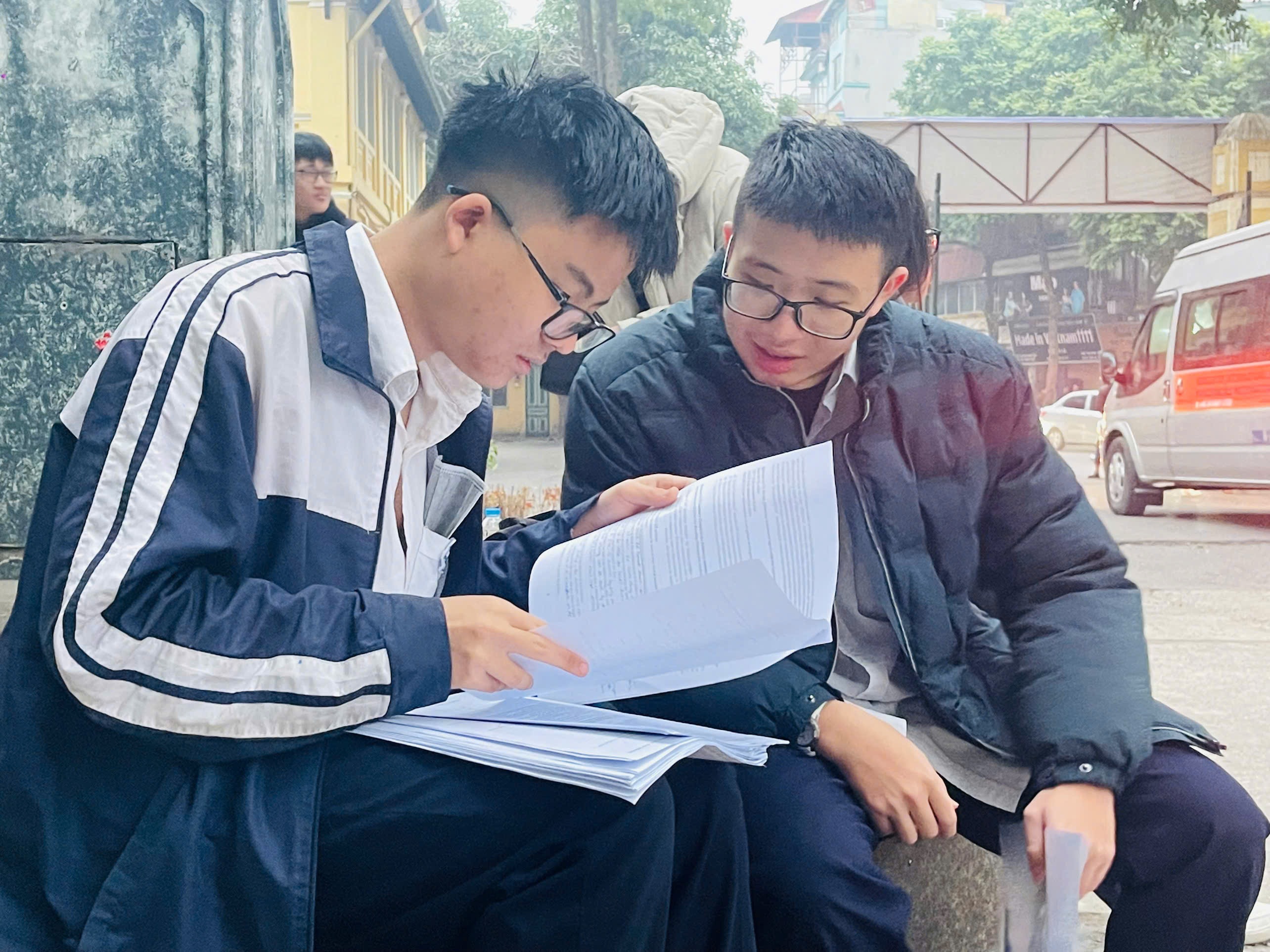 Today, more than 4,000 students took the Hanoi City Excellent Student Exam - 3 Hôm nay, hơn 4.000 em thi học sinh giỏi thành phố Hà Nội - 3