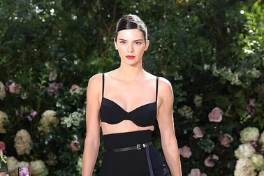 Kendall Jenner tái xuất quyến rũ tại tuần lễ thời trang New York