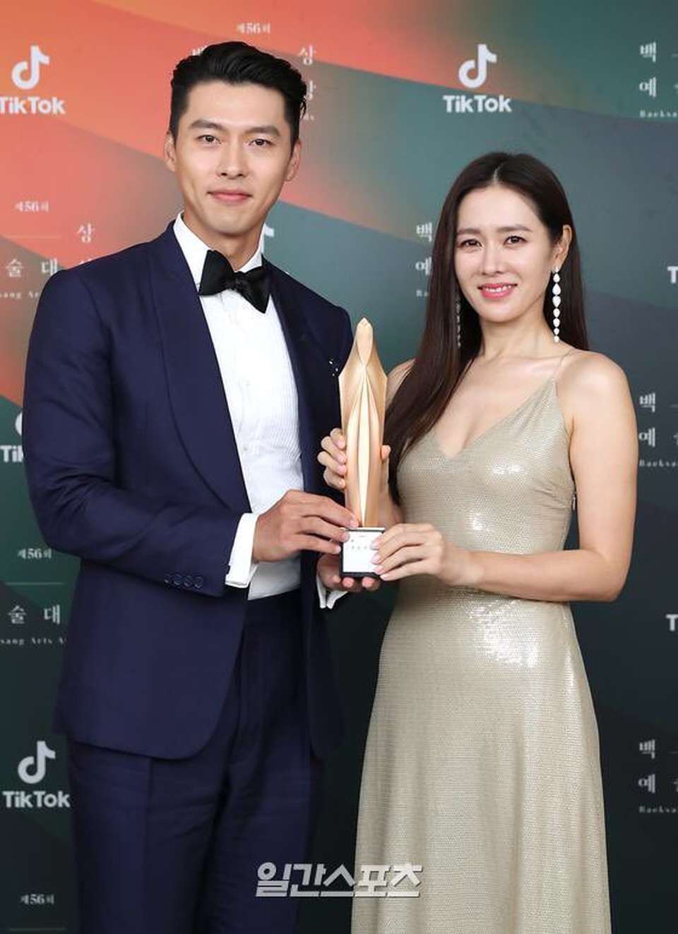 Fan miệt mài đẩy thuyền cho Son Ye Jin và Hyun Bin sau Baeksang 2020 - 1 Fan miệt mài đẩy thuyền cho Son Ye Jin và Hyun Bin sau Baeksang 2020 - 1