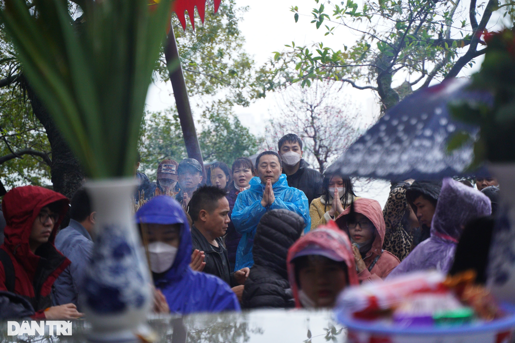 Người Hà Nội đội mưa đi lễ Rằm tháng Giêng ở Phủ Tây Hồ - 2 Người Hà Nội đội mưa đi lễ Rằm tháng Giêng ở Phủ Tây Hồ - 2