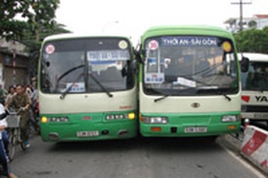 Xe buýt “kèn cựa” nhau giữa đường