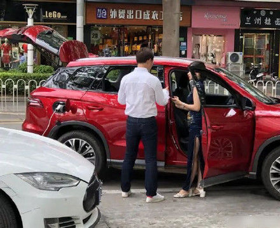 Xe chạy điện Trung Quốc cứu nguy cho xe Tesla hết điện giữa đường - 3 Xe chạy điện Trung Quốc cứu nguy cho xe Tesla hết điện giữa đường - 3