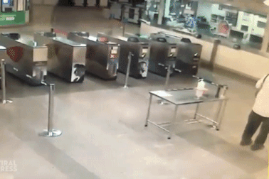 Dừng lại rửa tay rồi "thó luôn" chai nước sát khuẩn