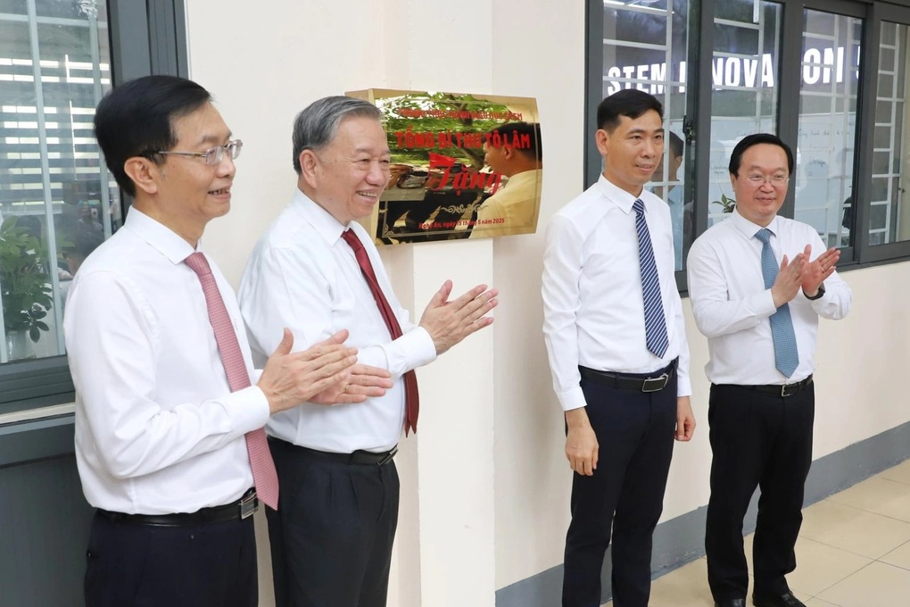 Tổng Bí thư Tô Lâm trao tặng phòng học STEM cho trường THPT Kim Liên - 1 Tổng Bí thư Tô Lâm trao tặng phòng học STEM cho trường THPT Kim Liên - 1