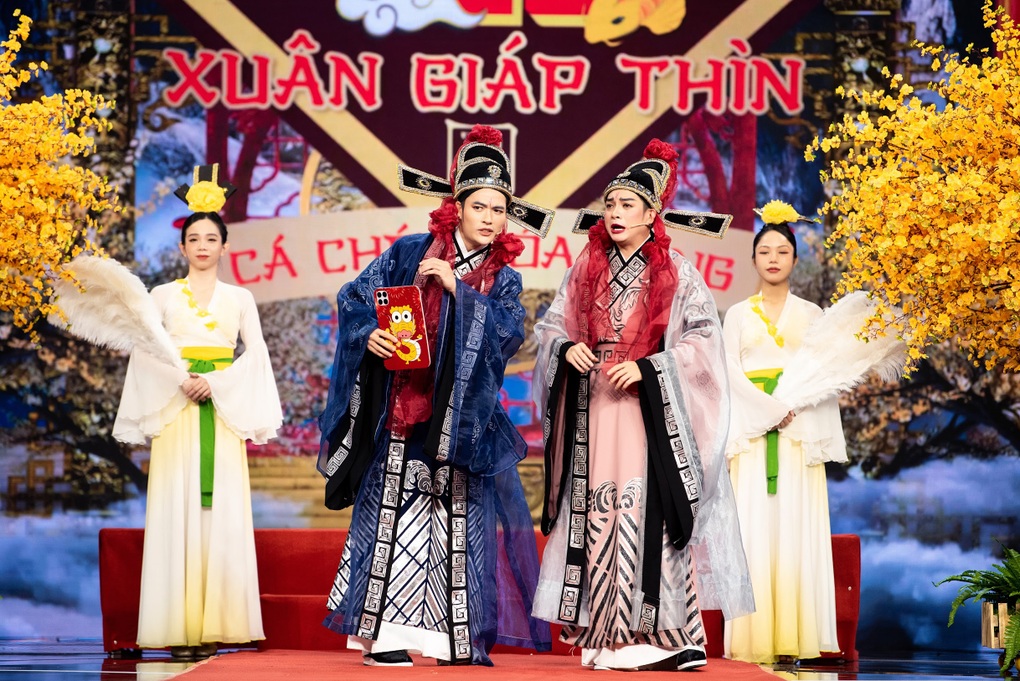 Táo xuân 2024: Tái hiện loạt trend giới trẻ, gương mặt mới gây bất ngờ - 1 Táo xuân 2024: Tái hiện loạt trend giới trẻ, gương mặt mới gây bất ngờ - 1