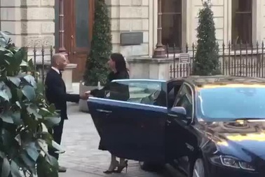 Hành động đóng cửa xe gây bất ngờ của Công nương Anh