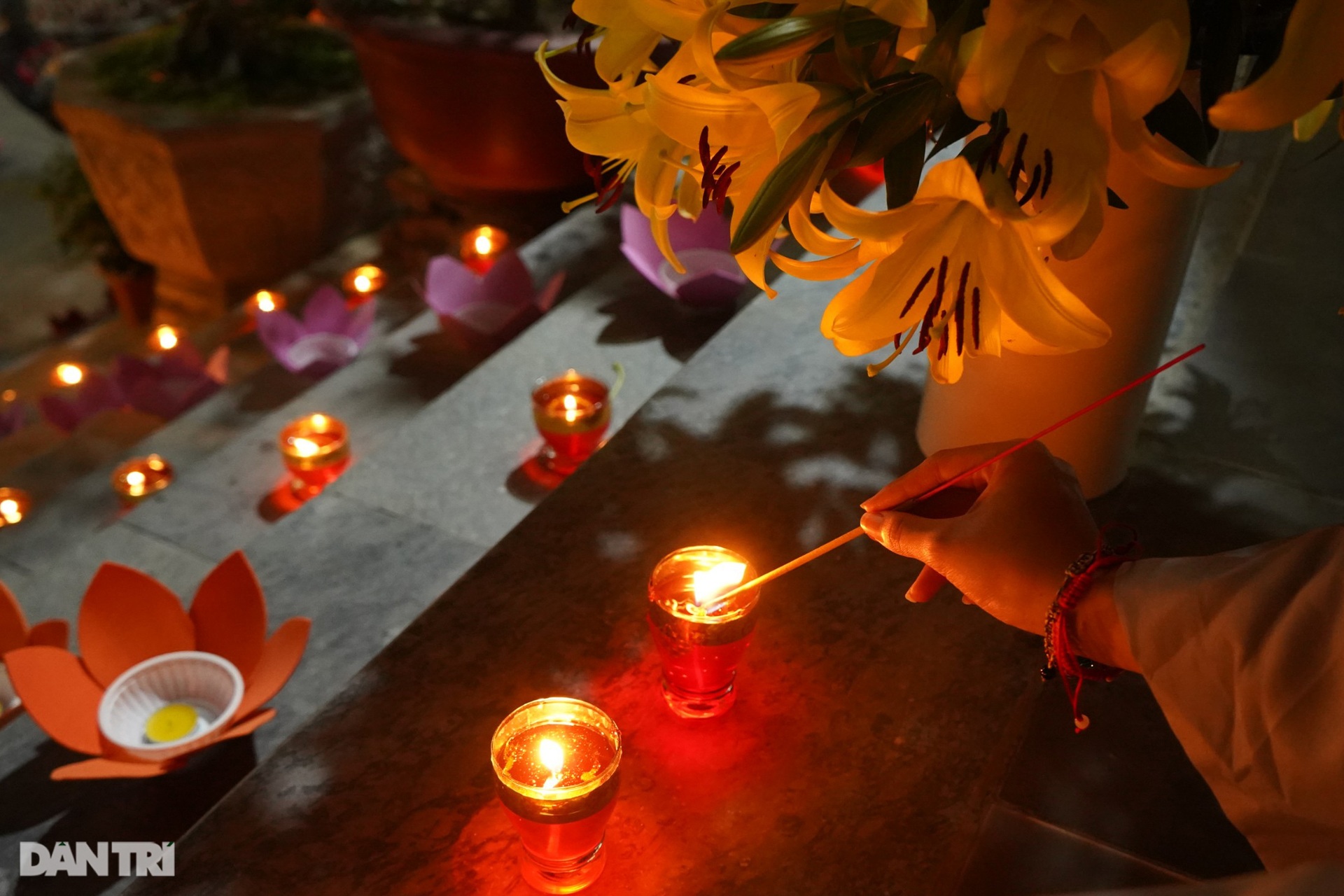 Hình ảnh ấn tượng tại lễ tưởng niệm đồng bào đã mất trong đại dịch Covid-19 - 15
