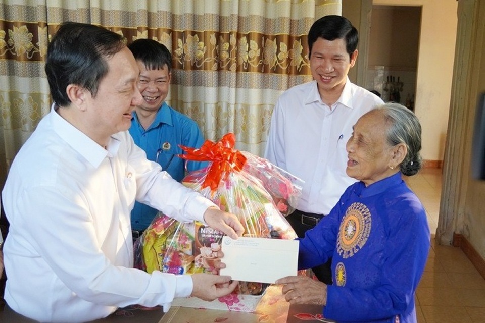 Quảng Bình: Thăm, tặng quà Bà mẹ Việt Nam anh hùng - 1 Quảng Bình: Thăm, tặng quà Bà mẹ Việt Nam anh hùng - 1
