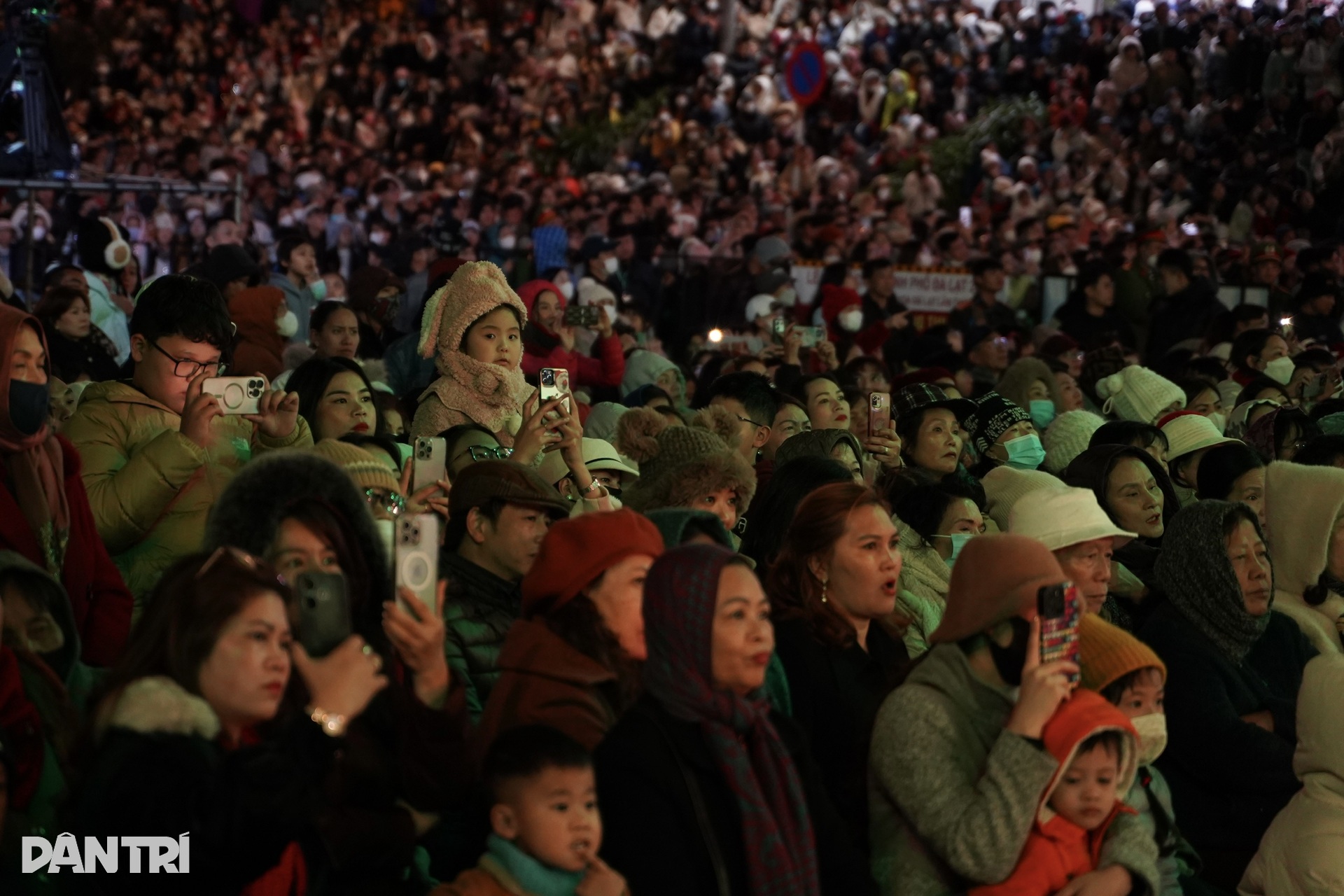 Ấn tượng đêm hội Đà Lạt - Hoa và Em - 13 Ấn tượng đêm hội Đà Lạt - Hoa và Em - 13