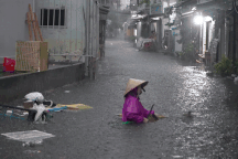 Nước ngập nửa người sau cơn mưa lớn ở TPHCM