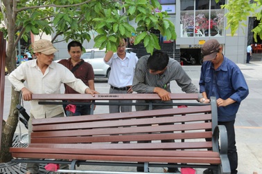 Lắp đặt 160 ghế gỗ trên quảng trường đi bộ Nguyễn Huệ