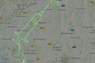 Phi công Đức vẽ hình chiếc xy lanh khổng lồ trên bầu trời