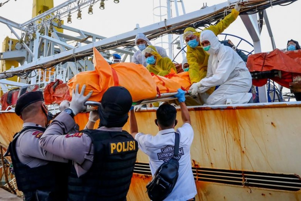 Tìm thấy thi thể đóng băng của thuyền viên Indonesia trên tàu cá Trung Quốc - 1 Tìm thấy thi thể đóng băng của thuyền viên Indonesia trên tàu cá Trung Quốc - 1
