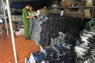 Liên tiếp "tóm" cơ sở sản xuất làm đồ hiệu rởm: Chuyển hồ sơ sang công an