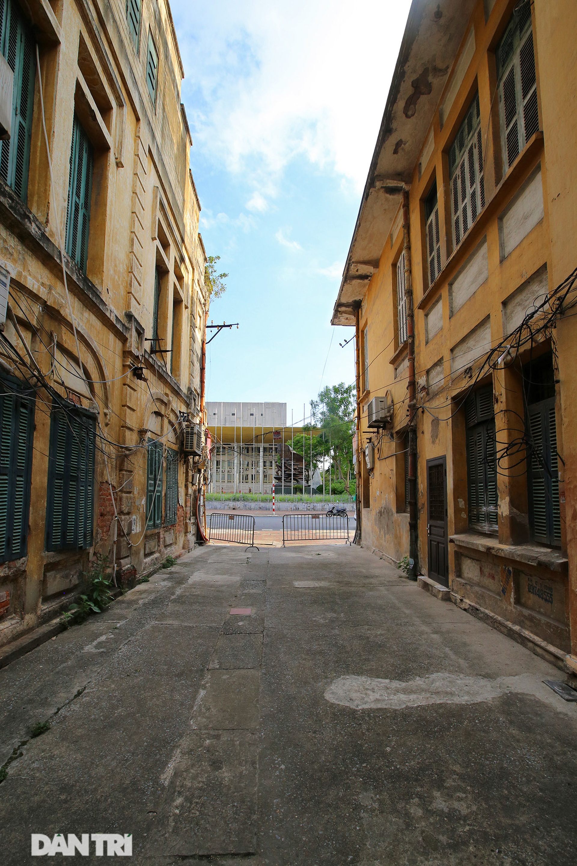 Nhà cổ mặt tiền Hà Nội phô bày nét đẹp khi vắng bóng hàng quán và xe cộ - 4