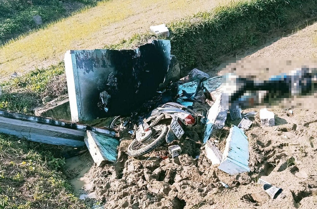 Xe máy đâm đổ cổng bê tông rồi bốc cháy, hai người thương vong - 1 Xe máy đâm đổ cổng bê tông rồi bốc cháy, hai người thương vong - 1