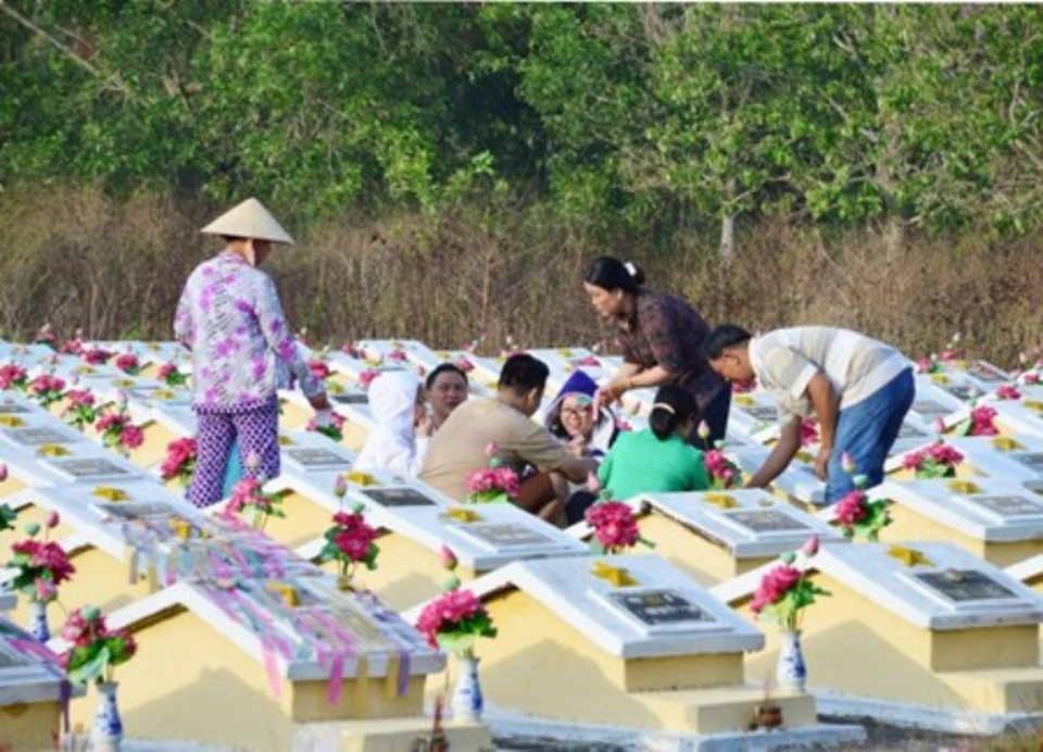 TPHCM cấm phục vụ đồ ăn tại chỗ, Bạc Liêu yêu cầu cúng Thanh minh ở nhà - 2 TPHCM cấm phục vụ đồ ăn tại chỗ, Bạc Liêu yêu cầu cúng Thanh minh ở nhà - 2