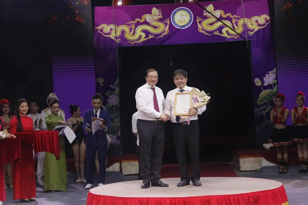 Hiệu trưởng trường Xiếc vui mừng vì đã tuyển được học sinh thành phố - 1 Hiệu trưởng trường Xiếc vui mừng vì đã tuyển được học sinh thành phố - 1