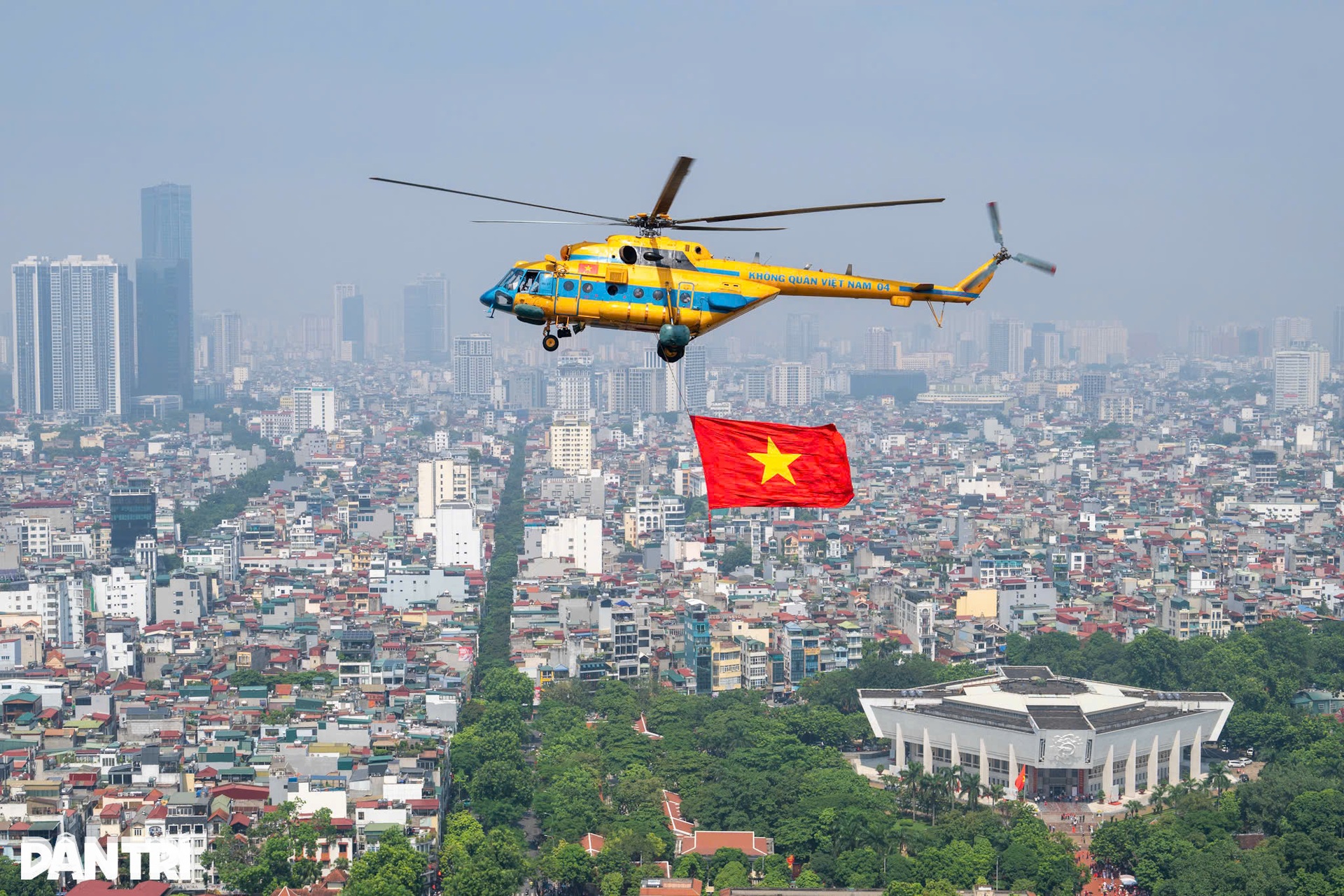 Hình ảnh 10 trực thăng Không quân Việt Nam kéo cờ trên Quảng trường Ba Đình - 8 Hình ảnh 10 trực thăng Không quân Việt Nam kéo cờ trên Quảng trường Ba Đình - 8