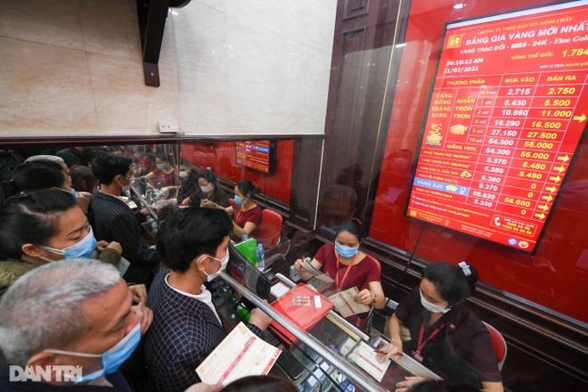 Người dân Hà Nội xếp hàng từ 3h sáng mua vàng ngày vía Thần Tài - 24