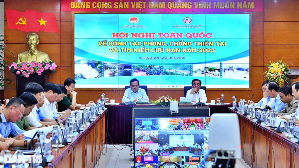 Chuyển từ ứng phó sang chủ động phòng ngừa thiên tai - 1 Chuyển từ ứng phó sang chủ động phòng ngừa thiên tai - 1