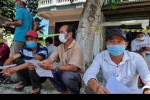 Hàng trăm người dân "mắc kẹt" tại chốt Đà Nẵng - Quảng Nam