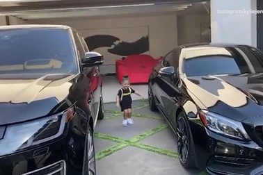 Stormi trong ngày đầu đi học với chiếc ba lô 12.000 USD