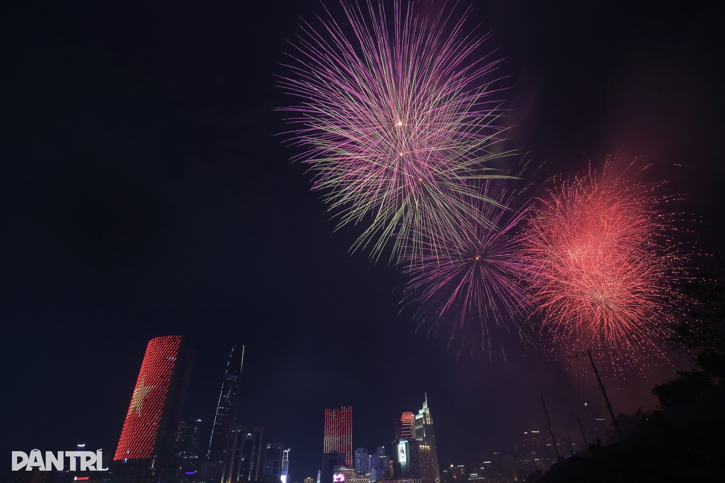 View - Pháo hoa nghệ thuật trên bầu trời TPHCM trước ngày đại lễ 30/4 | Báo Dân trí