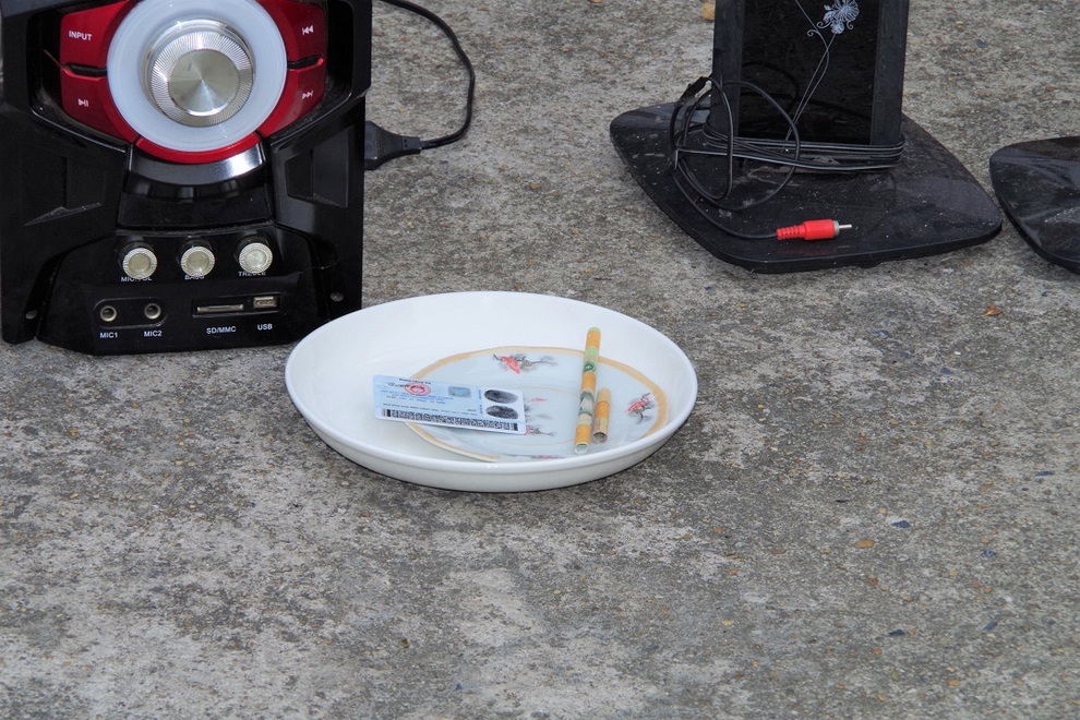 Phát hiện 9 nam nữ tụ tập bay lắc tại cửa hàng quần áo nam - 1 Phát hiện 9 nam nữ tụ tập bay lắc tại cửa hàng quần áo nam - 1